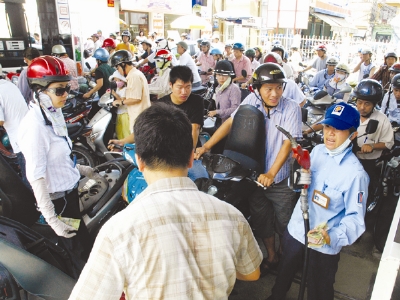 Hàng chá»¥c triá»‡u ngÆ°á»i tiêu dùng cáº£ nÆ°á»›c Ä‘òi há»i minh báº¡ch giá xÄƒng dáº§u. áº¢nh: Há»“ng VÄ©nh